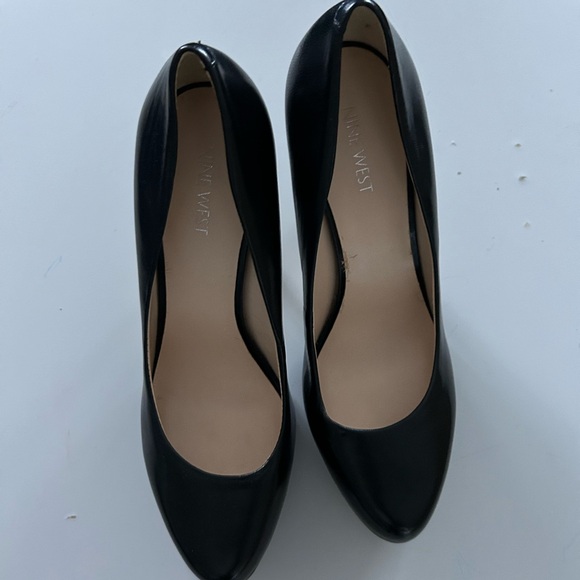 Nine West 8.5 black heels - Picture 2 of 4